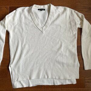 Banana Republic Women’s X-Small White Long-Sleeve Cozy V-Neck Sweater